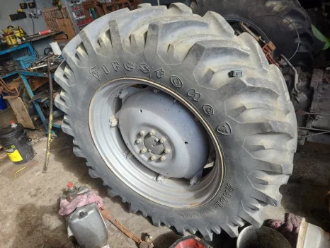 Massey Ferguson 265, 275, 290, 298 Hinterrad und Reifen 16.9R34
